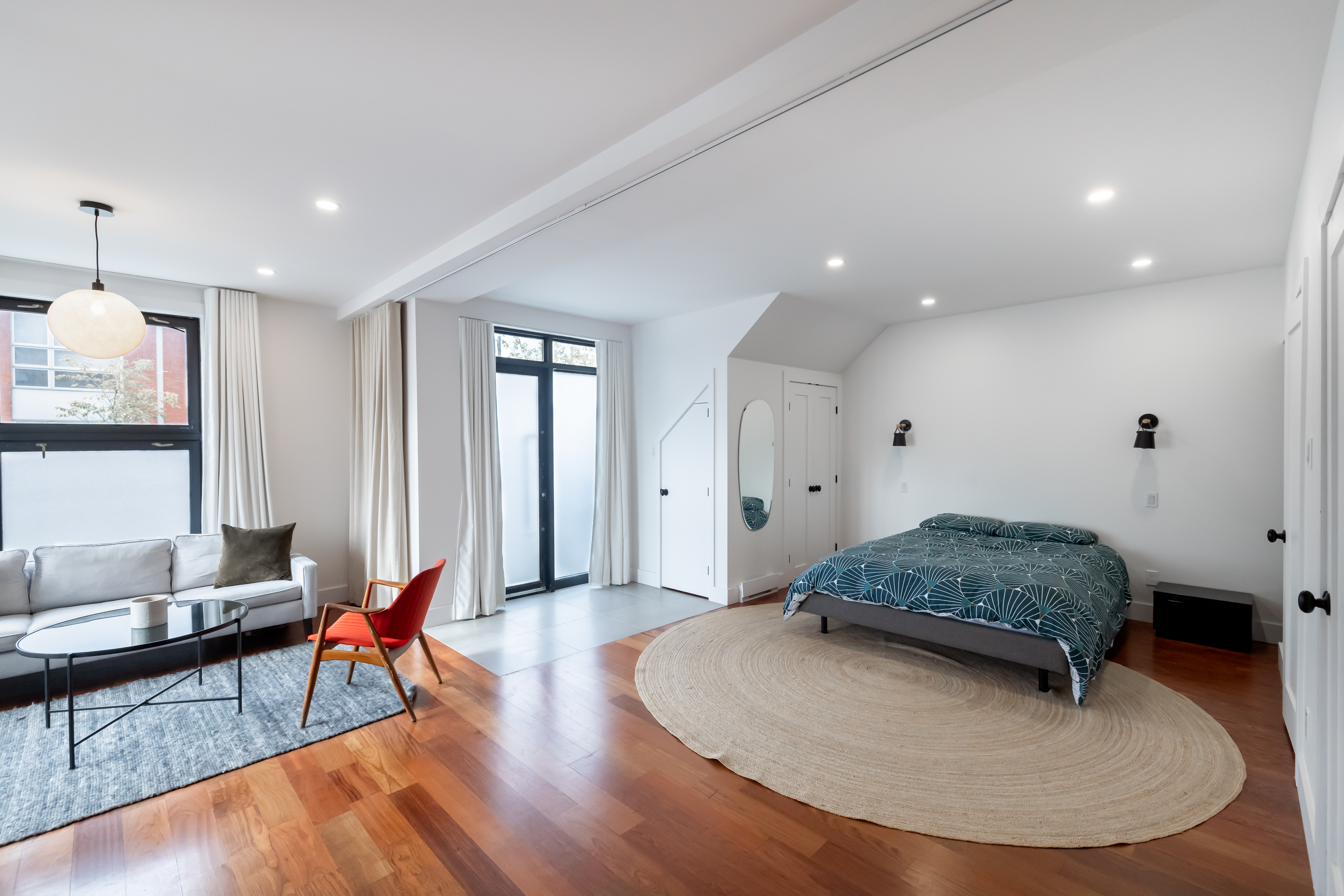 Furnished studio apartment with natural light at Le 256, Avenue des Pins, Plateau-Mont-Royal